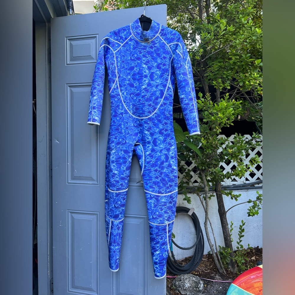 Men’s spear fishing wet suit 3mm size Medium.
